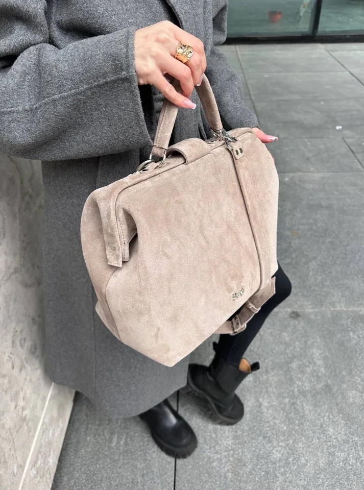 Женский саквояж из замши в цвете тауп — фото 7