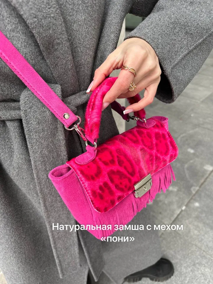 Сумка с бахромой мини фуксия с мехом — фото 11
